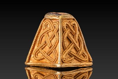 SAXON ERA HIGH KARAT GOLD AND GARNET SCABBARD PYRAMID FITTING. Ca. AD 400 - 600. A pyramidal 