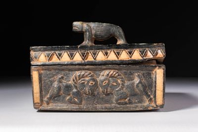 BACTRIAN STONE INLAID BOX WITH ANIMALS SHAPED HANDLE. Ca. 2600 - 2200 BC. A rectangular chlorite 