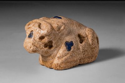 RARE MESOPOTAMIAN STONE AND LAPIS LAZULI INLAID BULL. Ca. 3300 - 2700 BC. A recumbent bull 