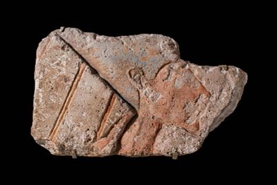 EGYPTIAN, AMARNA PERIOD LIMESTONE RELIEF. Amarna Period, Ca. 1353 - 1336 BC. A fragment of 