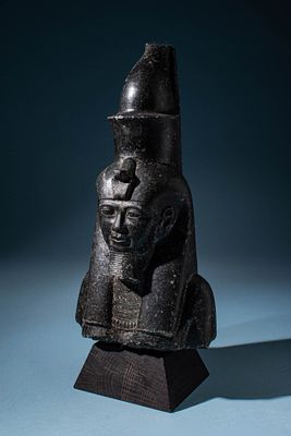 EGYPTIAN BASALT BUST OF A FEMALE PHARAOH. New Kingdom, Ca. 1550 - 1070 BC. A basalt bust of 