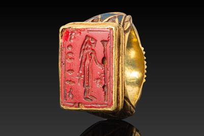 EGYPTIAN HIGH KARAT GOLD INLAY RING WITH GLASS INTAGLIO DEPICTING SEKHMET. New Kingdom, Ca. 1550 