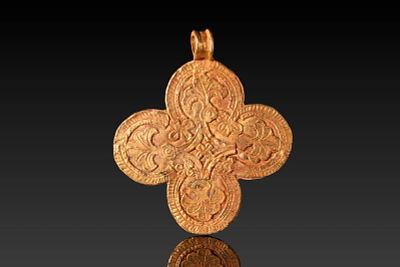 BYZANTINE HIGH KARAT GOLD CROSS PENDANT WITH PALM BRANCHES. Ca. AD 600 - 800. A gold cross 