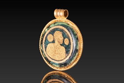 OUTSTANDING LATE ROMAN / BYZANTINE GOLD LEAF MEDALLION DEPICTING BUST OF A SAINT IN HIGH KARAT GOLD