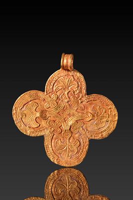BYZANTINE HIGH KARAT GOLD CROSS PENDANT WITH PALM BRANCHES. Ca. AD 600 - 800. A gold cross 