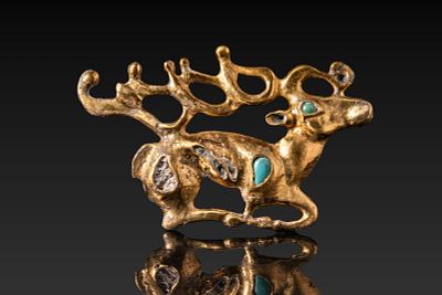 STUNNING SCYTHIAN BRONZE AND TURQUOISE BELT FITTING DEPICTING HORNED STAG. Ca. 400 - 100 BC. A 
