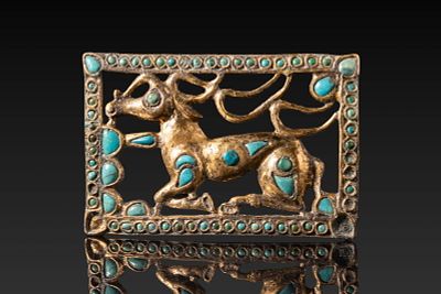 STUNNING SCYTHIAN BRONZE AND TURQUOISE BELT FITTING DEPICTING STAG IN FRAME. Ca. 400 - 100 BC. A 