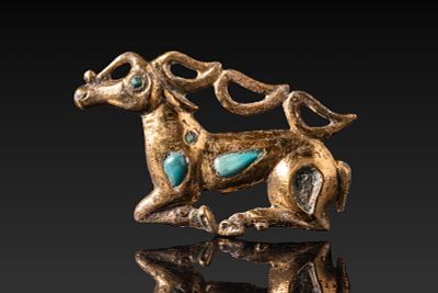STUNNING SCYTHIAN BRONZE AND TURQUOISE BELT FITTING DEPICTING STAG. Ca. 400 - 100 BC. A bronze 