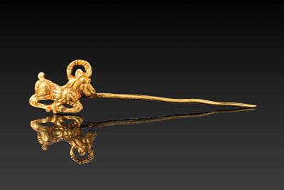 STUNNING SCYTHIAN HIGH KARAT GOLD PIN WITH IBEX. Ca. 500 - 300 BC. A tapering gold pin with a 