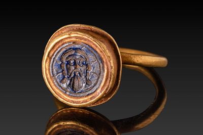 BYZANTINE HIGH KARAT GOLD RING WITH LAPIS LAZULI INTAGLIO DEPICTING CHRIST. Ca. AD 400 - 700. A 