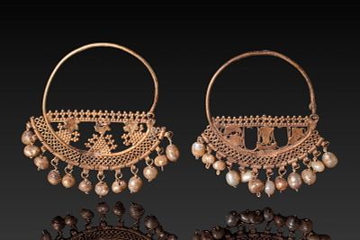 PAIR OF BYZANTINE OPENWORK HIGH KARAT GOLD EARRINGS WITH PEARLS. Ca. AD 500 - 600. A matched 
