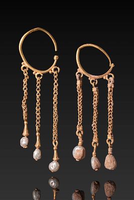MATCHED PAIR OF BYZANTINE HIGH KARAT GOLD AND PEARL EARRINGS. Ca. AD 400 - 600. A matched pair 