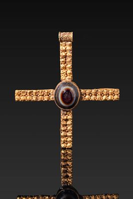 BYZANTINE HIGH KARAT GOLD CROSS PENDANT WITH BANDED AGATE CABOCHON. Ca. AD 600 - 800 . A gold 