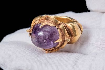 STUNNING HEAVY JAVANESE HIGH KARAT GOLD RING WITH AMETHYST CABOCHON. Ca. AD 600 - 900. A gold 