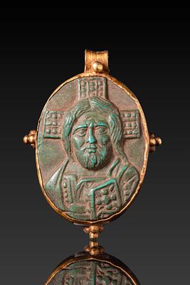 BYZANTINE HIGH KARAT GOLD PENDANT WITH CAMEO DEPICTING CHRIST. Ca. AD 800 - 1000. An oval 