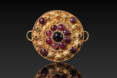 MEROVINGIAN OR LOMBARD HIGH KARAT GOLD MEDALLION WITH CENTRAL DECORATION OF CABOCHONS. Ca. AD 