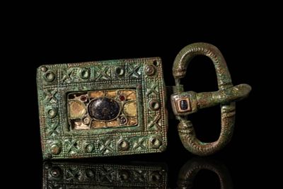 LARGE MEROVINGIAN INLAID BRONZE BELT BUCKLE WITH CENTRAL CABOCHON. Ca. AD 450 - 525. A bronze 