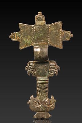 SAXON ERA BRONZE BROOCH WITH RAVENS. Ca. AD 500 - 700. A cast bronze brooch in the form of a 