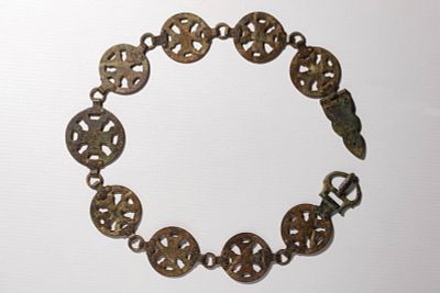 COMPLETE BYZANTINE BRONZE BELT WITH CROSSES. Ca. AD 900 - 1000. A complete bronze belt composed 