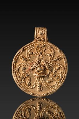 VIKING SCANDINAVIAN HIGH KARAT GOLD MEDALLION. Ca. AD 800 - 1000. A gold medallion decorated 