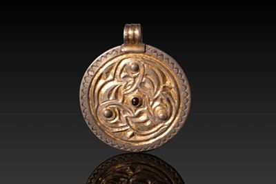 RARE VIKING SILVER-GILT MEDALLION WITH CENTRAL CABOCHON. Ca. AD 800 - 900. A circular medallion 