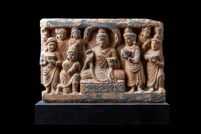 GANDHARAN STONE PANEL DEPICTING THE OFFERING OF THE FOUR BOWLS TO BUDDHA. Ca. AD 200 - 300. A 