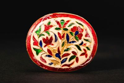 INDIAN 18K GOLD ENAMELLED TRINKET INLAY. India, Ca. late 19th century AD. An oval belt buckle or 
