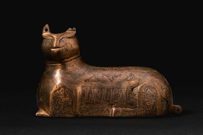 SELJUK INLAID BRASS LION WEIGHT FOR CARPET WITH INSCRIPTIONS. Ca. 12th - 14th century AD. A 