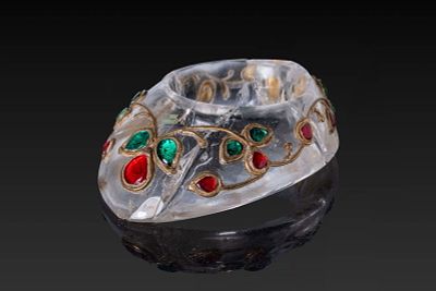 MUGHAL ROCK CRYSTAL, EMERALD, RUBY AND TURQUOISE ARCHER'S RING. Ca. 17th - 18th century AD. A 
