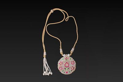 DECCANI JADE BAZUBAND WITH GOLD, PEARLS, EMERALDS AND RUBIES. Ca. 16th - 18th century AD. A jade 