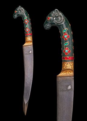 MUGHAL DAGGER WITH JADE RAM-SHAPED INLAID HANDLE. Ca. 17th - 18th century AD. A dagger with a 