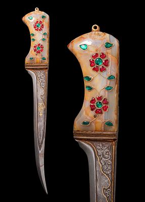 MUGHAL DAGGER WITH ROCK CRYSTAL INLAID HANDLE. Ca. 17th - 18th century AD. A dagger with a 