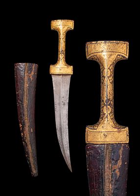 MUGHAL DAGGER (JAMBIYA) WITH GILDED HANDLE AND WOODEN SCABBARD. Ca. 18th century AD. A jambiya 