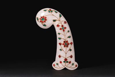 INDIAN CHALCEDONY DAGGER HANDLE WITH GLASS INLAYS. Ca. end of 19th century AD. A chalcedony 