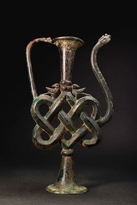 AN EXCEEDINGLY RARE DECCANI BRONZE ZOOMORPHIC EWER. Ca. late 16th - early 17th century AD. A 