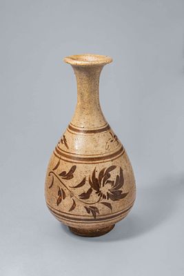 CHINESE CIZHOU PAINTED YUHUCHUN VASE. Jin/Yuan Dynasty, Ca. 12th-14th century AD. A ceramic vase 