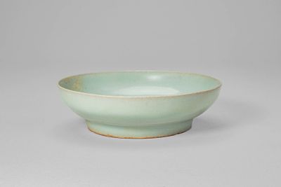 CHINESE LONGQUAN CELADON DISH. Southern Song Dynasty, Ca. 12th-13th century AD. A beautiful 