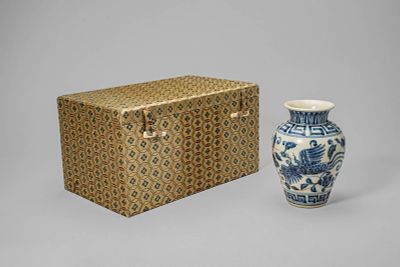 RARE BLUE AND WHITE PHOENIX VASE, XUANDE MARK AND OF THE PERIOD. The reign of the Xuande Emperor 