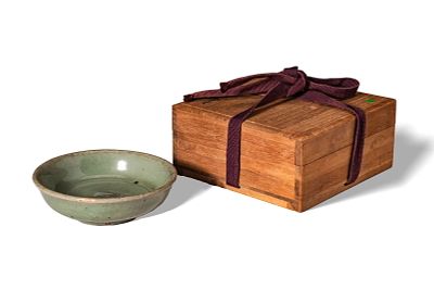 SMALL CHINESE CELADON DISH. Possibly Song/Ming Dynasty , Ca. AD 960 - 1644. A small dish with 