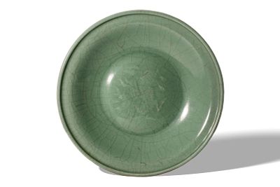 CHINESE LONGQUAN CELADON PLATE. Ming Dynasty, Ca. AD 1368 - 1644, or later. A large Longquan 