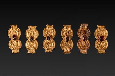 SET OF RARE HELLENISTIC HIGH KARAT GOLD HERAKLES KNOT APPLIQU?S WITH GARNET CABOCHONS. Ca. 300 - 