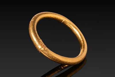 EASTERN GREEK HOLLOW HIGH KARAT 19G GOLD BRACELET. Ca. 500 BC A hollow 23kt gold bracelet formed 