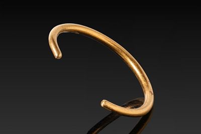 HEAVY CELTIC SOLID HIGH KARAT 58G GOLD BRACELET. Ca. 300 - 100 BC A solid 23.5kt gold bracelet 