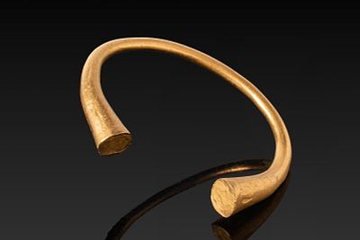 VERY HEAVY GREEK SOLID HIGH KARAT 92G GOLD BRACELET. Ca. 500 BC A solid 23.5kt gold penannular 