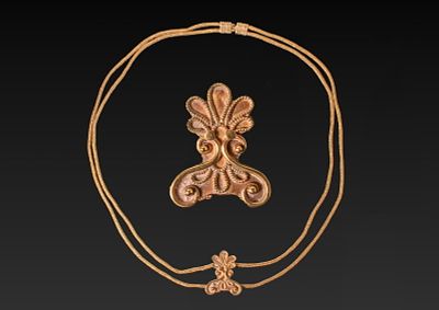 HELLENISTIC HIGH KARAT 64G GOLD DOUBLE-STRAND NECKLACE WITH PALMETTE PENDANT. Ca. 300 BC A 23kt 