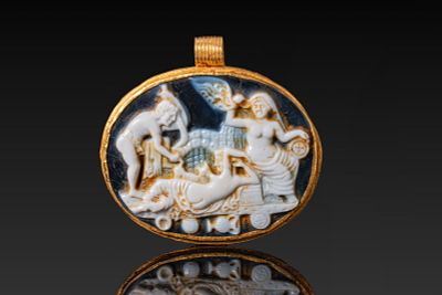 ROMAN GLASS CAMEO WITH A BACCHIC GROUP IN HIGH KARAT GOLD PENDANT. Ca. AD 1 - 50 An oval cameo 
