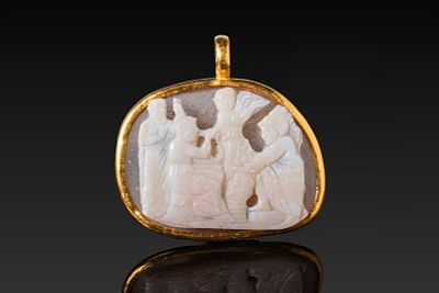 ROMAN AGATE CAMEO OF A WEDDING SCENE IN HIGH KARAT GOLD PENDANT. Ca. AD 300 - 400 An agate cameo 
