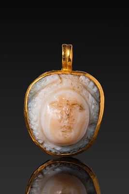 ROMAN AGATE CAMEO OF MEDUSA IN HIGH KARAT GOLD PENDANT MOUNT. Ca. AD 50 - 200 An agate cameo 