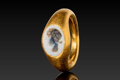 ROMAN HIGH KARAT GOLD RING WITH AGATE INTAGLIO OF BACCHUS. Ca. AD 1 - 50 A gold ring with a 