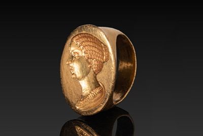 HUGE ROMAN HIGH KARAT GOLD RING WITH BUST OF FAUSTINA THE YOUNGER. Ca. AD 150 - 200 A rare and 